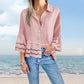 Bluse mit einfarbigem Revers, ausgestellten Ärmeln und Cut-out am Saum