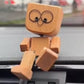 ⏰ Begrenztes Angebot: 60% Rabatt🙂Wippendes Holzmännchen Mit Wohlfühl-Lächeln – Kreatives Auto-Duftaccessoire